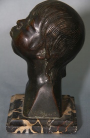 Niño, escultura de bronce firmada Di Cifariello. Alto: 19,5 cm.