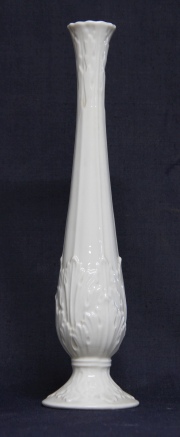 Vaso cuello alto Lenox, porcelana Norteamericana. Alto: 27 cm.