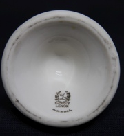 Vaso cuello alto Lenox, porcelana Norteamericana. Alto: 27 cm.