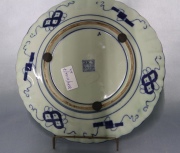 Plato de porcelana Imari. Diámetro: 24,7 cm.