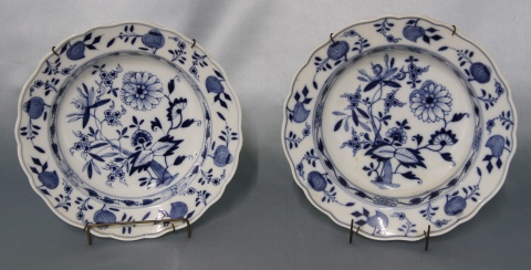 Tres platos hondos Meissen de porcelana alemana con esmalte azul. Diámetro: 23 cm.