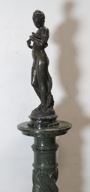 Mujer con paloma, petit bronce, firmado Moreau. Con Pedestal de mámol, averías en borde. 2 Piezas.