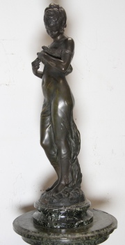 Mujer con paloma, petit bronce, firmado Moreau. Con Pedestal de mámol, averías en borde. 2 Piezas.