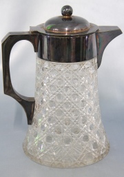 Jarra de cristal, tapa con deteriroro en bisagra. Enfriador interior. Alto: 25 cm.