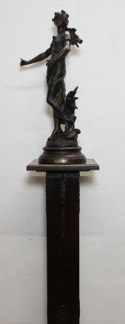 'La Musique', petit bronce por Auguste Moreau de 64 cm. Con pedestal de madera de 127 cm.