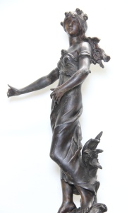 'La Musique', petit bronce por Auguste Moreau de 64 cm. Con pedestal de madera de 127 cm.