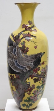 Vaso Japonés de esmalte sobre cobre, de fondo amarillo con aves, rameados y flores; con cachaduras. Alto: 86 cm.