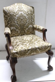 SILLON ESTILO CHIPPENDALE, de caoba tallada. Patas curvas culminadas en garra y bola. Tapizado en brocato verde con dise