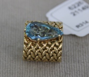 Anillo con topacio azul, de oro trenzado. Peso total: 25,6 gr.