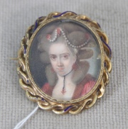 Miniatura oval con figura de Dama, marco de oro. Alto: 5 cm.