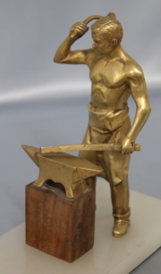 Herrero trabajando, bronce dorado con base de mármol. Alto: 26 cm.