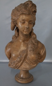 Madame Du Barry, busto de terracota, firmada atrás Caffieri. Alto: 65 cm.