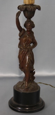 Lámpara de bronce con figura femenina. Alto: 49 cm.