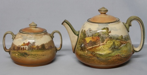 Tetera y azucarera con tapa, Royal Doulton. 2 Piezas. Manchas.