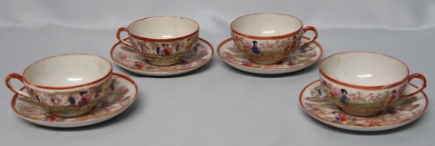 Cuatro tazas con platos, porcelana oriental (1 taza con averías).