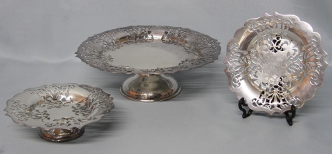 Tres Piezas Mappin & Webb, metal plateado calado. Masitero, bombonera y platito. Circulares.