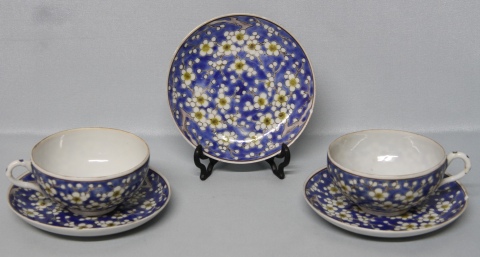 Cuatro tazas con plato, porcelana oriental azul. Una taza con averías y dos platos con pequeña cachadura.