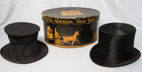 Dos sombreros, uno con roturas. Con una sombrera Dobbs Fifth Ave. New York.