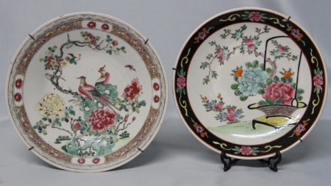 Dos platos distintos en porcelana oriental. Pequeñas cachaduras. Diámetro: 24,8 cm.