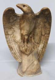 Aguila, escultura de alabastro. Ojos de vidrio. Pequeñas cachaduras. Alto: 39 cm.