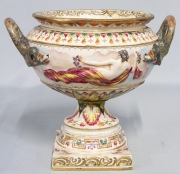 Vaso con asas de porcelana Capodimonte. Restaurado, rajadura. Alto: 22,8 cm.