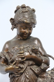 Auguste Moreau, Niña con gatos y canasta con flores, escultura en bronce patinado. Con pedestal de mármol. Alt. tot: 187