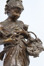 Auguste Moreau, Niña con gatos y canasta con flores, escultura en bronce patinado. Con pedestal de mármol. Alt. tot: 187