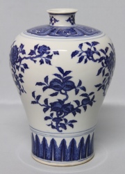 Vaso de porcelana chino, decoración con esmalte azul, con motivos de ramas con flores.