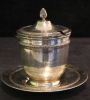 Dulcera de plata francesa y recipiente de Sevres. Peso de plata: 247 gr.