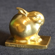 Conejo de bronce dorado, firmado Sandoz. Fundición Susse Fres. Alto: 5,5 cm.