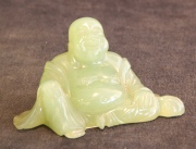 Figura de Buda en jade chino. (9) Frente: 11 cm. Alto: 5,6 cm.