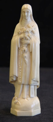 Santa Teresa de Lisieux, figura de marfil tallado. Alto: 15 cm.