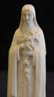 Santa Teresa de Lisieux, figura de marfil tallado. Alto: 15 cm.