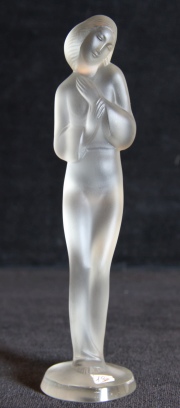 Figura femenina, firma inconsistente. (19) Alto: 19 cm.