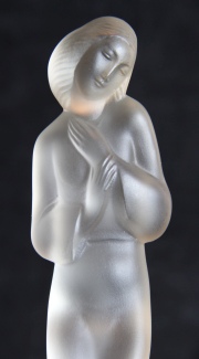 Figura femenina, firma inconsistente. (19) Alto: 19 cm.