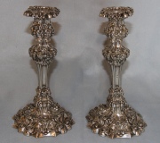 Par de candeleros bajos de plata inglesa. Alto: 21 cm.