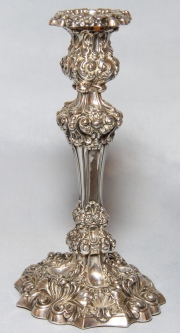 Par de candeleros bajos de plata inglesa. Alto: 21 cm.