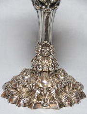 Par de candeleros bajos de plata inglesa. Alto: 21 cm.