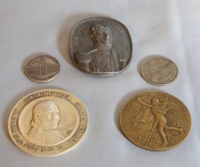 Medalla de San Martin, Jorge Newbery, Centenario de la Independencia y dos medallas pequeñas. (6,24,25,7)