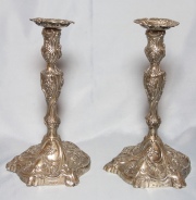 Par de candeleros de plata inglesa. Restauro.  Alto: 30 cm. Peso: 1,564 kg.