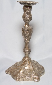 Par de candeleros de plata inglesa. Restauro.  Alto: 30 cm. Peso: 1,564 kg.