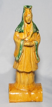 Figura de dama, teja china de cerámica con esmalte ocre y verde. (51) Alto 39 cm.