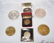 Lote de ocho medallas varias: Jacques Bedel; BATMAN, etc.