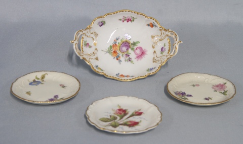 Siete piezas de porcelana: 1 centro Nymphenburg y 6 platitos Rosenthal.