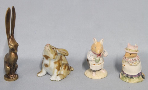 MR. APPLE y OLD MRS. EYEBRIGHT. Dos figuras Royal Doulton y dos conejos, uno de bronce. 4 piezas. (40)