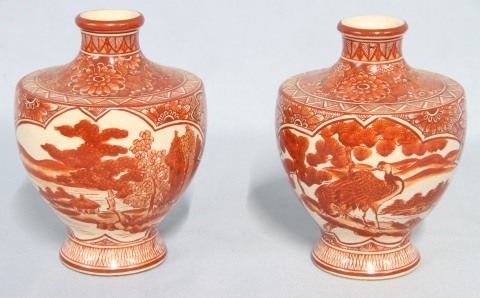 Par de pequeños vasos de cerámica Kutani con esmalte coral (uno con fisura). Alto: 15,5 cm.