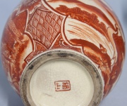 Par de pequeños vasos de cerámica Kutani con esmalte coral (uno con fisura). Alto: 15,5 cm.