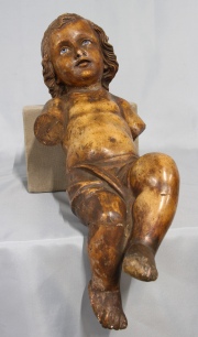 Niño Jesús, figura, estucada y patinada. Ojos de vidrio. Faltan brazos, desperfectos. Largo: 52 cm.