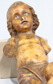 Niño Jesús, figura, estucada y patinada. Ojos de vidrio. Faltan brazos, desperfectos. Largo: 52 cm.