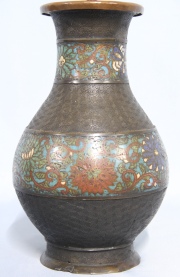 Vaso chino de bronce cloisonné, transformado en lámpara, sin pantalla. Alto: 33 cm.